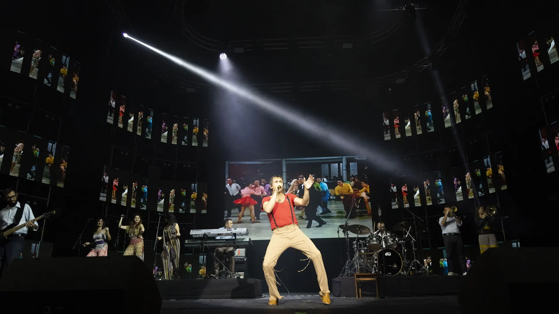 Maurizio Schweizer e la band sul grande palco