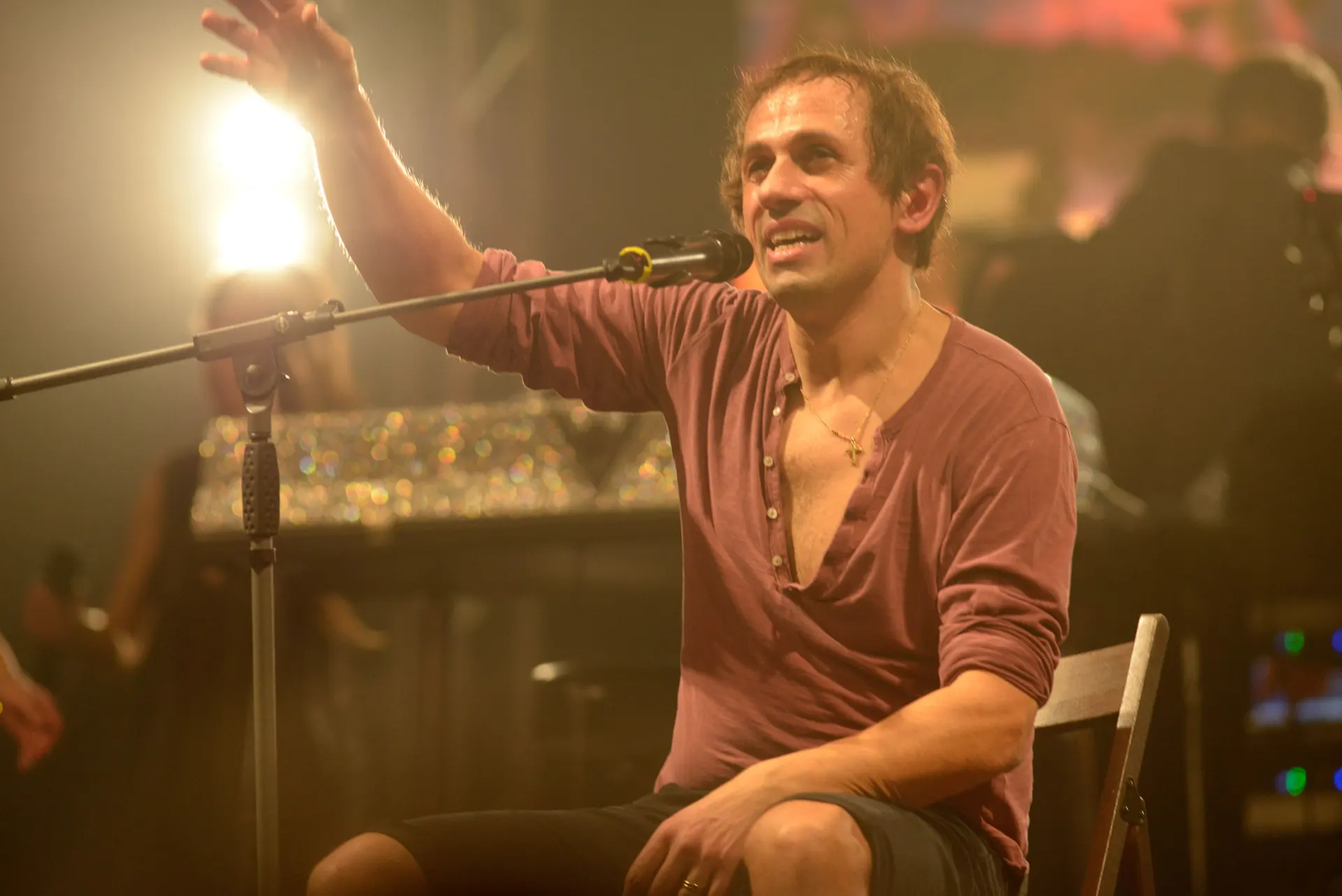 Maurizio Schweizer saluta il pubblico sotto una luce calda