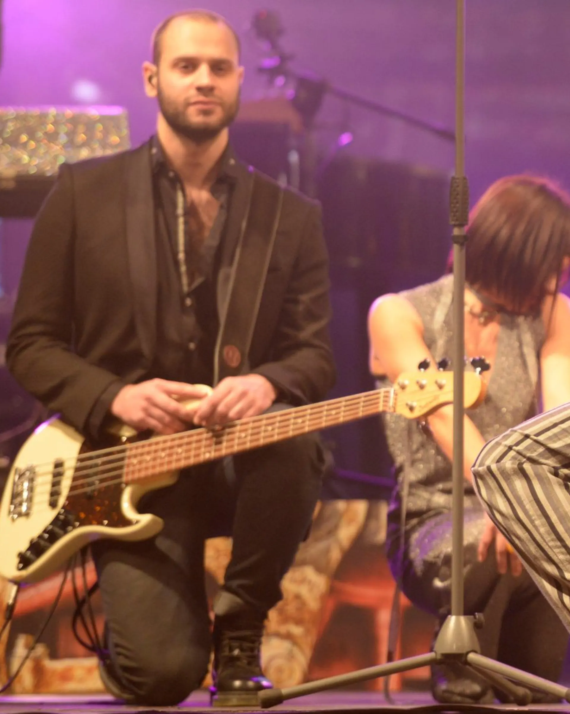 Il bassista e una corista della band dal vivo sul palco