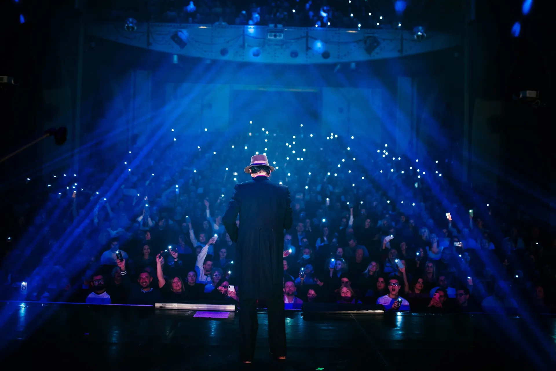 Il pubblico illumina il teatro durante lo spettacolo
