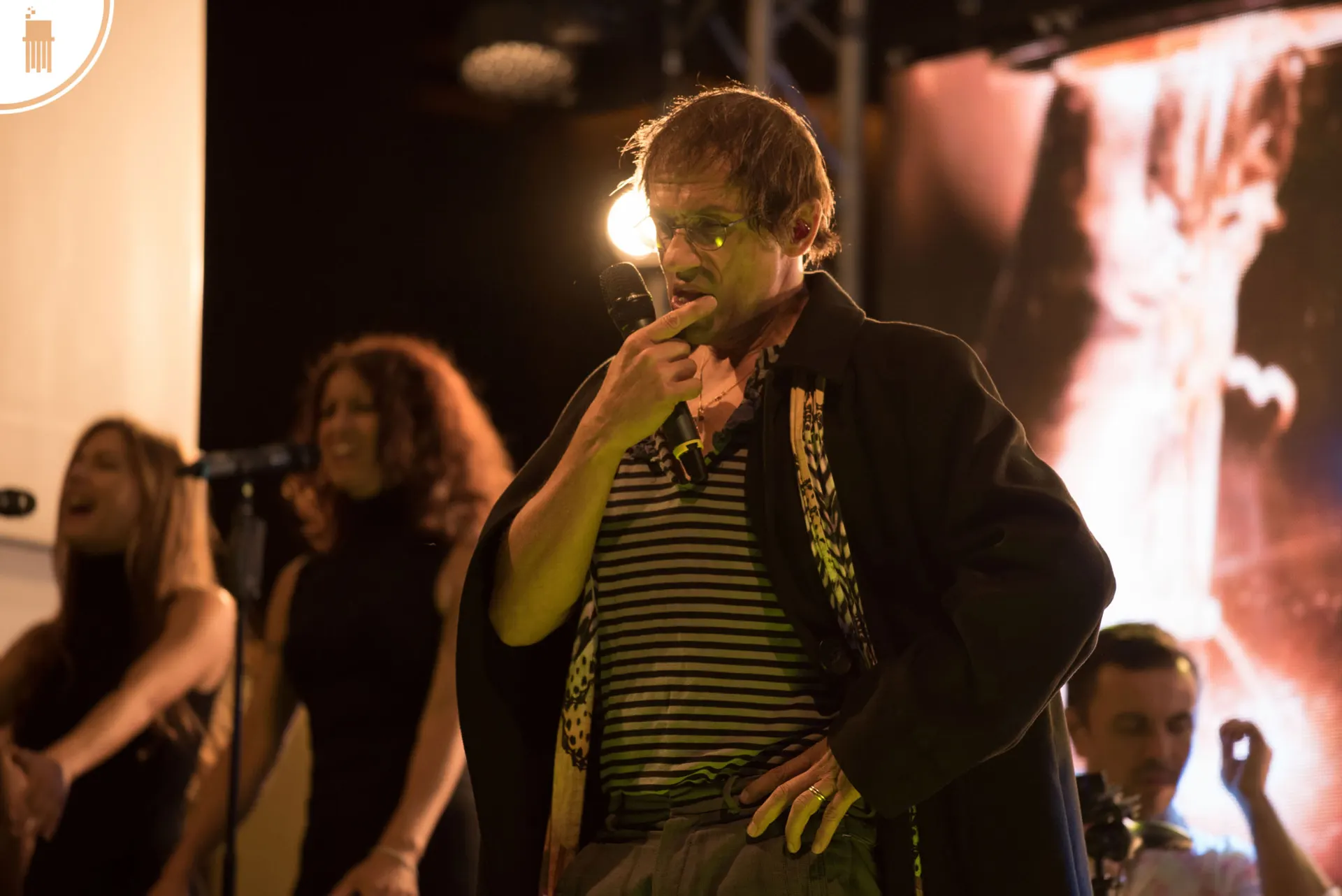Maurizio Schweizer canta con le coriste